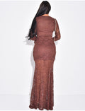 Robe longue en dentelle à doublure contrastante