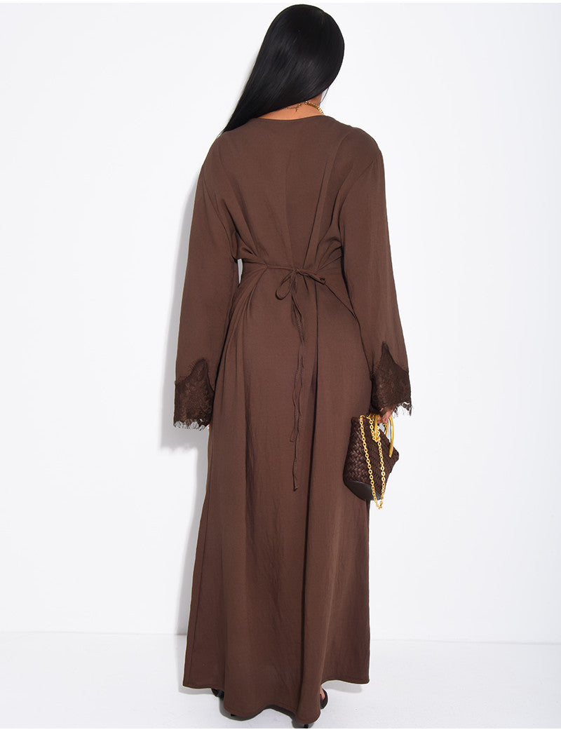 Robe longue cintrée à dentelle aux manches