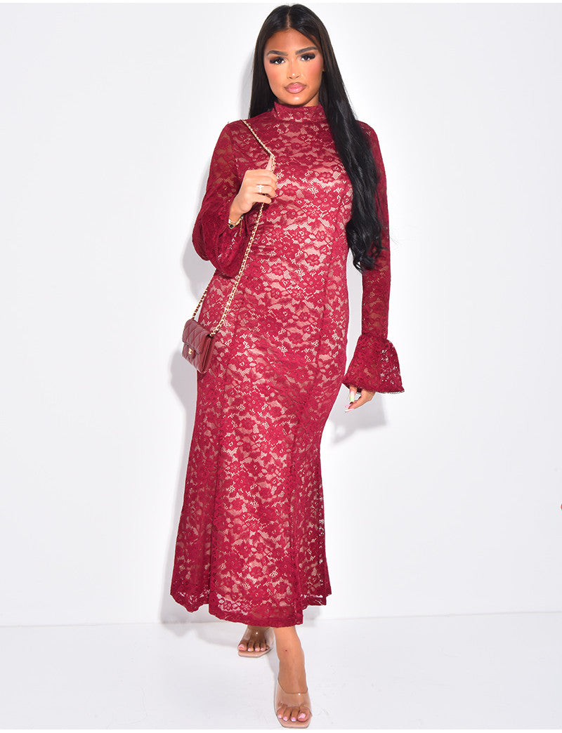 Robe longue et moulante en dentelle col montant