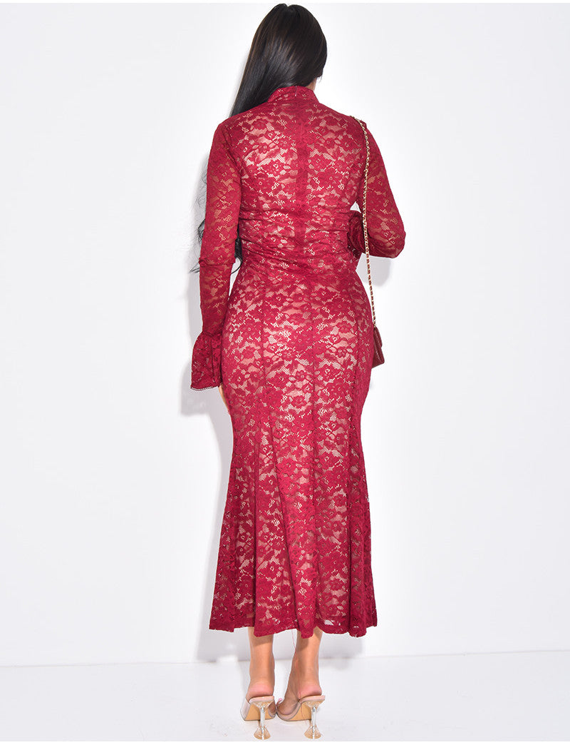 Robe longue et moulante en dentelle col montant
