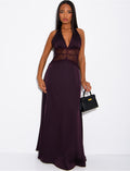 Robe longue en satin et empiècement en dentelle