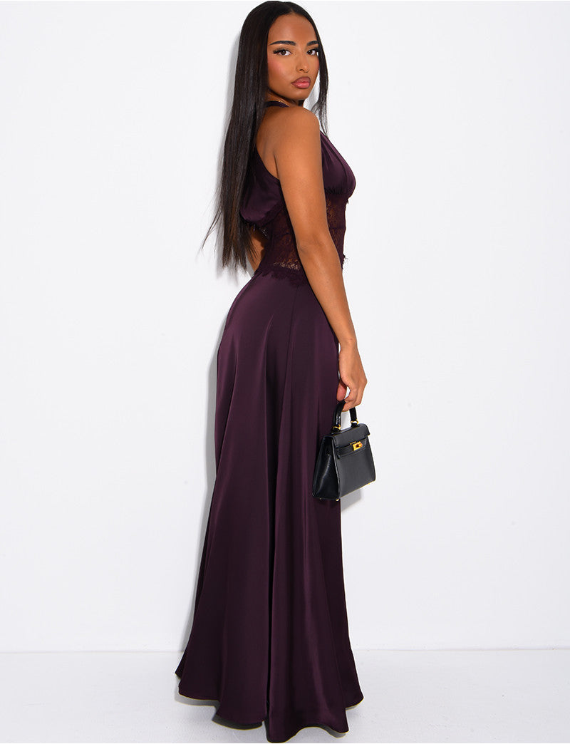 Robe longue en satin et empiècement en dentelle