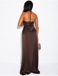Robe longue en satin à dos nu asymétrique avec dentelle