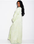 Abaya en satin à motifs en relief et boutons style asiatique