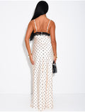 Robe longue en satin à pois et dentelle
