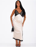Robe longue en satin à empiècements en dentelle