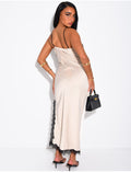 Robe longue en satin à empiècements en dentelle