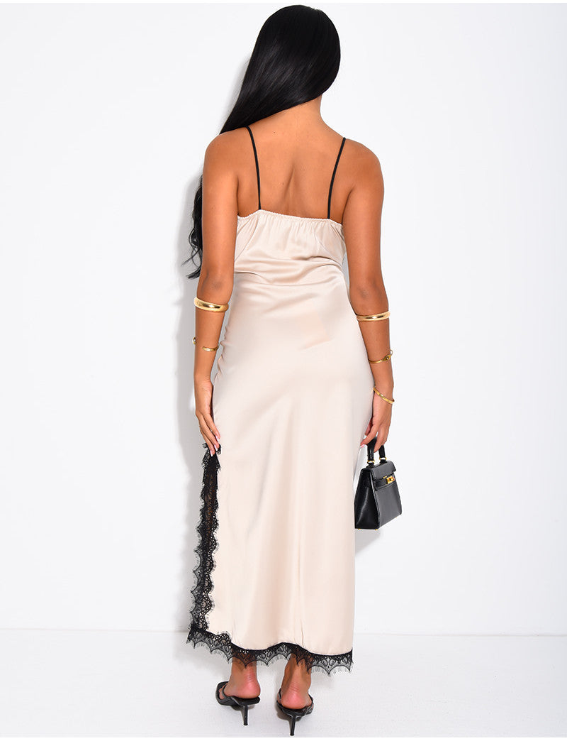 Robe longue en satin à empiècements en dentelle