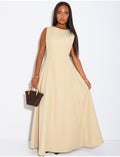 Robe très longue cintrée à la taille et évasée