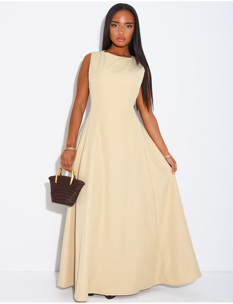 Robe très longue cintrée à la taille et évasée