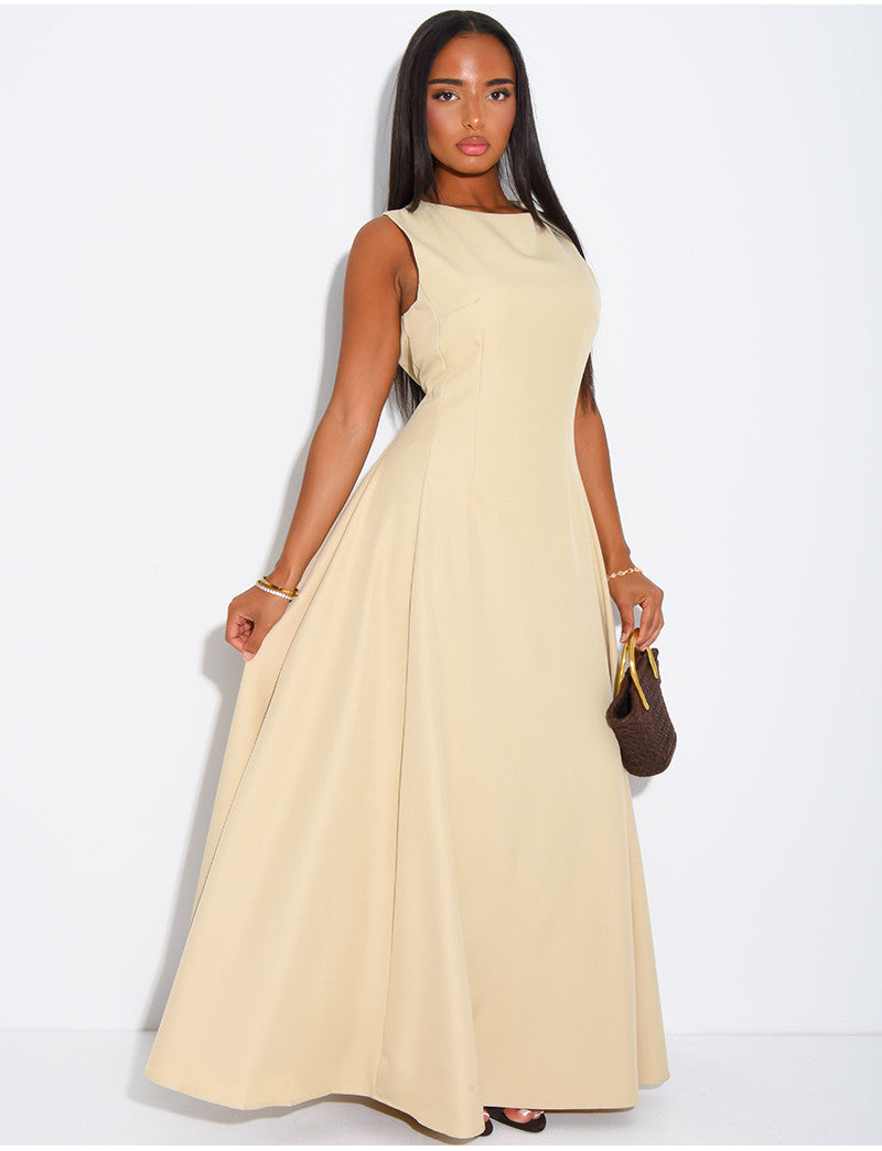 Robe très longue cintrée à la taille et évasée
