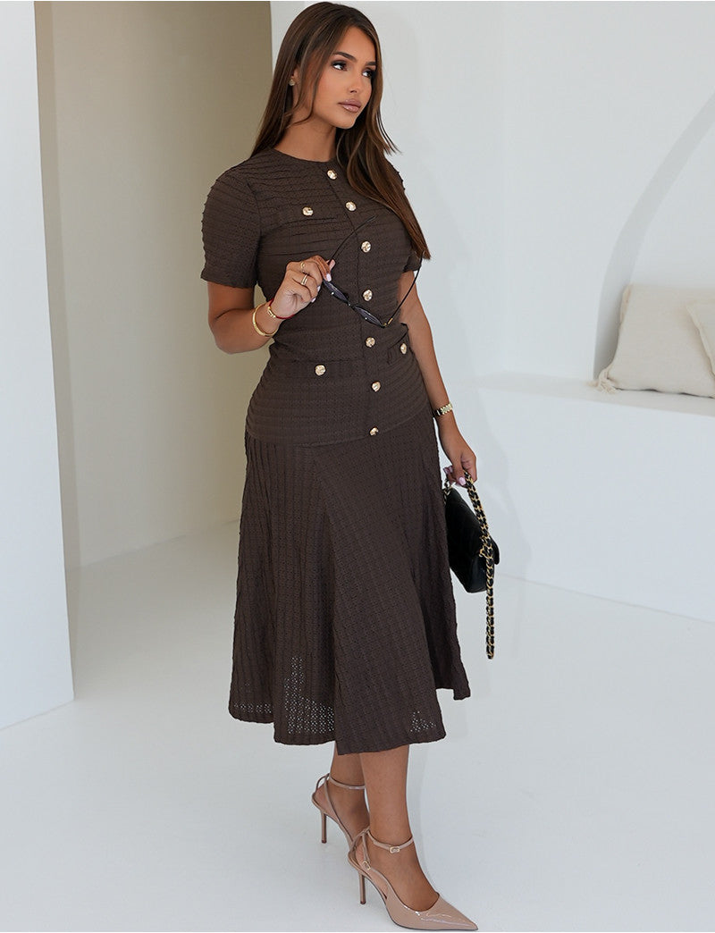Robe longue texturée & évasée à boutons dorés