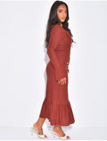 Robe longue texturée à boutons dorés et volants