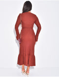 Robe longue texturée à boutons dorés et volants