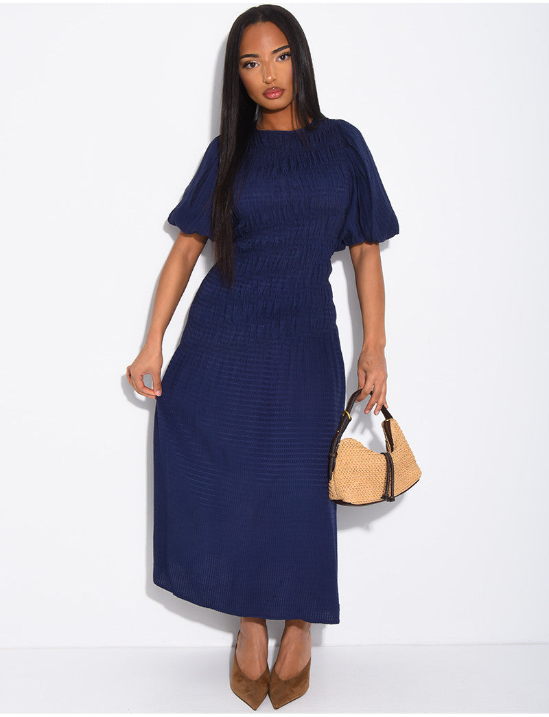 Robe mi-longue texturée effet froncé