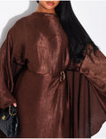 Robe en satin brillant à cape et broche à la taille