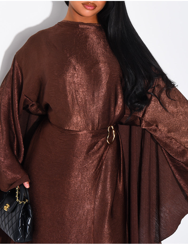 Robe en satin brillant à cape et broche à la taille