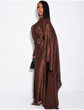 Robe en satin brillant à cape et broche à la taille