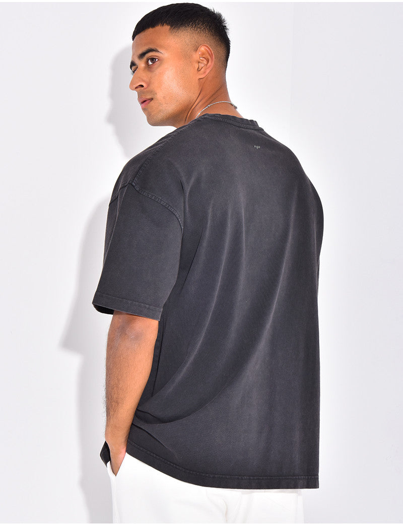 T-shirt washed "Saint"