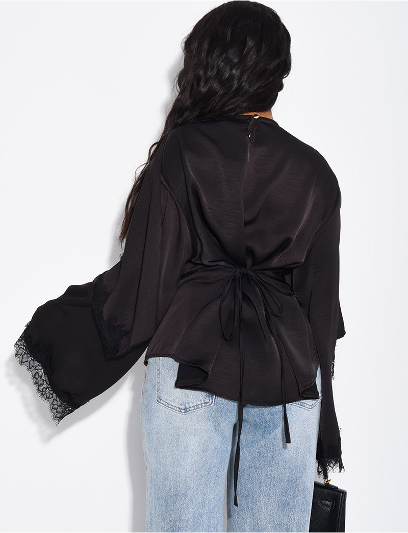 Top en satin à cape ornée de dentelle