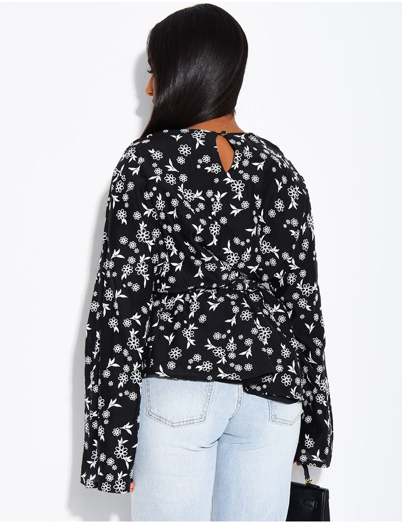 Top ajouré à fleurs avec ceinture assortie