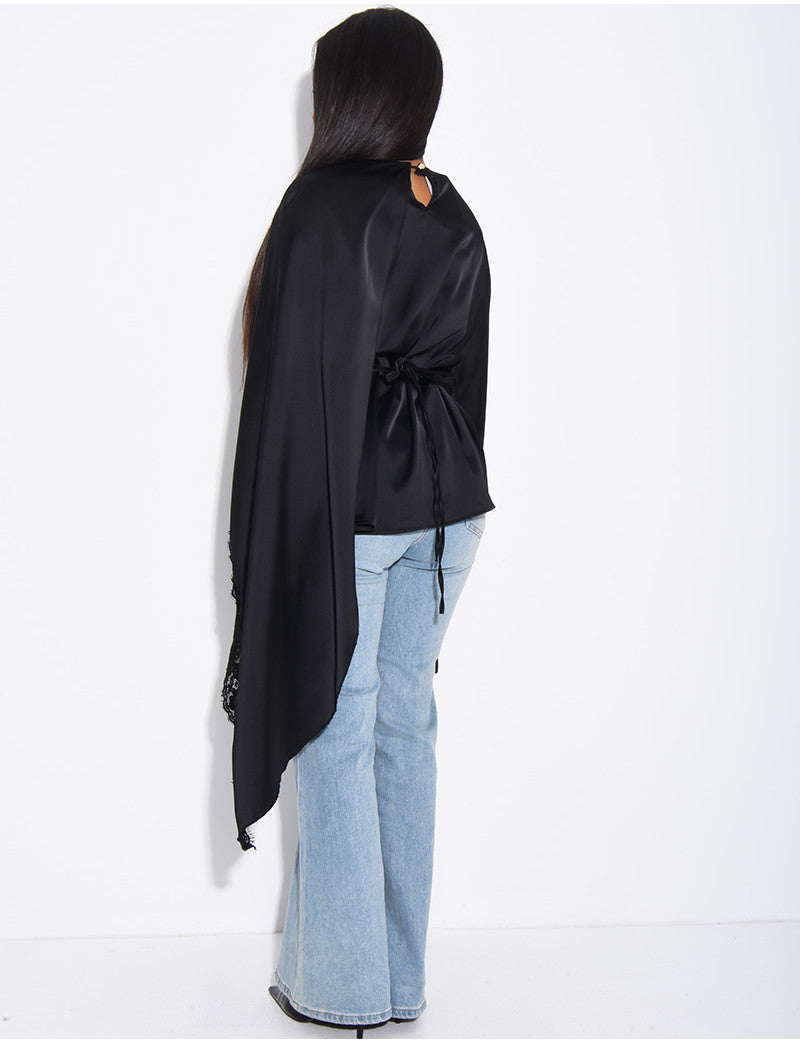 Top en satin avec cape en dentelle sur les bordures