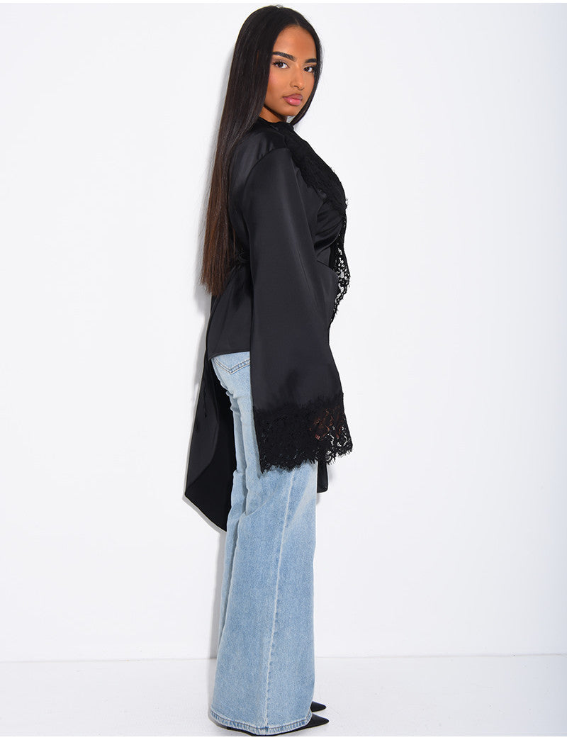 Top en satin avec cape en dentelle sur les bordures