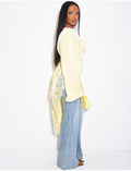Top long asymétrique en satin à dentelle