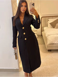Manteau très cintré à boutons dorés
