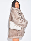 Manteau mi long en fausse fourrure