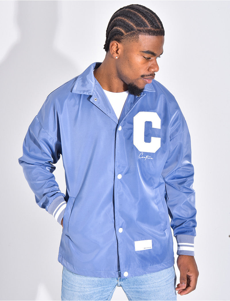 Veste fine avec la lettre C