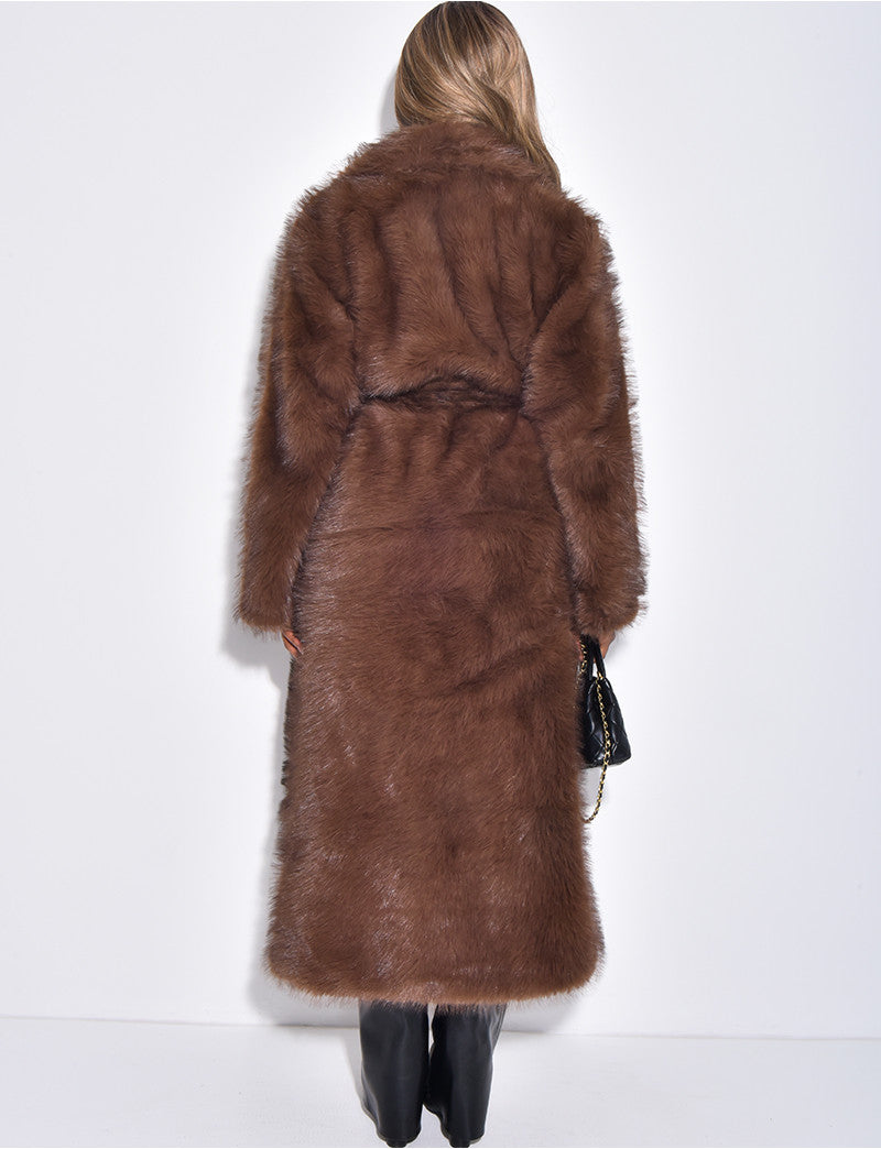 Veste très longue en fausse fourrure et ceinture à la taille